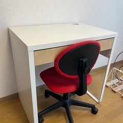 IKEA パソコンデスク、キャスター付き椅子