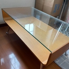 シンプルなガラステーブルです。