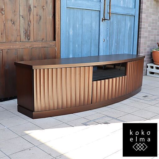 IDC OTSUKA(大塚家具)の高級材サペリを使用したアルク テレビボードです。美しい木目とウェーブ状に削りこまれた扉面の美しさが魅力のローボードはリビングを華やかな空間に。松岡家具DC301