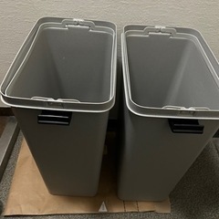 35リットルゴミ箱２個。蓋なし。