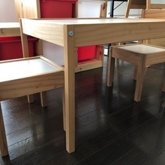 IKEAの子供用テーブルと椅子