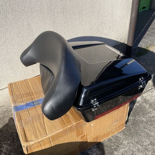 新品未使用　ハーレー汎用　社外　リヤケース　ボックス　黒／ブラック　背もたれ付き　ツーリング　鍵付き　　　　X184
