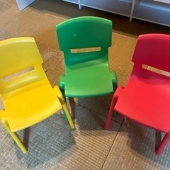 子供用の椅子　３つ　カラー