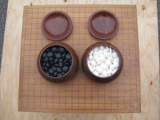 値下げしました。★囲碁盤　　木製無垢材　　厚み２０ｃｍ　　碁石付き