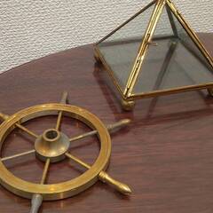インテリア小物　ピラミッド型、船の舵