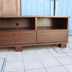 モダンデザインに和・アジアンモチーフを融合させた家具メーカーa.flat(エーフラット)のLouver(ルーバー)テレビボード。シンプルな水平ラインが洗練さや素材の温もりを感じさせるローボードです。DE443 モダンデザインに和・アジアンモチーフを融合させた家具メーカーa.flat