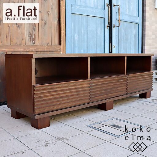 モダンデザインに和・アジアンモチーフを融合させた家具メーカーa.flat(エーフラット)のLouver(ルーバー)テレビボード。シンプルな水平ラインが洗練さや素材の温もりを感じさせるローボードです。DC235