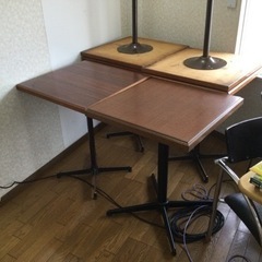 カフェで使用していた正方形天板のテーブル、1台1000円です6台...