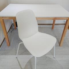 お話中 ニトリダイニングテーブル、IKEAの椅子(BRORING...