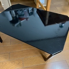 折りたたみ式のローテーブル／黒の低い机