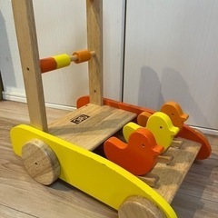 アヒルの木製押し車