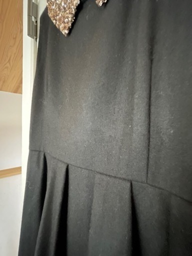 黒ウールワンピ　金スパンコール襟
