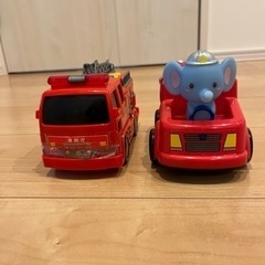 音の出る消防車2台