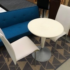 白い丸テーブルと椅子2脚のセット
