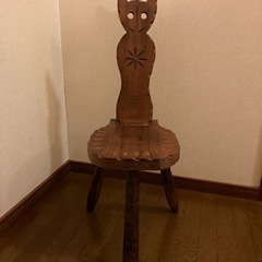 猫の木製椅子