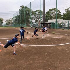 毎週楽しい野球教室。横浜市内の大きな野球場4カ所（瀬谷本郷公園は木曜・新杉田公園は金曜・金井公園は火曜・日野中央公園は水曜）で曜日ごとに4教室を開講しています。コーチはプロ野球経験者。野球の楽しさと、投げる・捕る・打つの基本技術をわかりやすくレッスンします。の画像