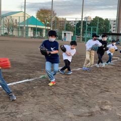 毎週楽しい野球教室。横浜市内の大きな野球場4カ所（瀬谷本郷公園は木曜・新杉田公園は金曜・金井公園は火曜・日野中央公園は水曜）で曜日ごとに4教室を開講しています。コーチはプロ野球経験者。野球の楽しさと、投げる・捕る・打つの基本技術をわかりやすくレッスンします。 − 神奈川県