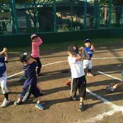 毎週楽しい野球教室。横浜市内の大きな野球場4カ所（瀬谷本郷公園は木曜・新杉田公園は金曜・金井公園は火曜・日野中央公園は水曜）で曜日ごとに4教室を開講しています。コーチはプロ野球経験者。野球の楽しさと、投げる・捕る・打つの基本技術をわかりやすくレッスンします。 - 教室・スクール