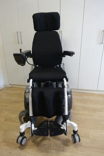 スタンディング・フルリクライニング電動車椅子ドラコ