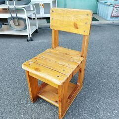 木製の児童用椅子