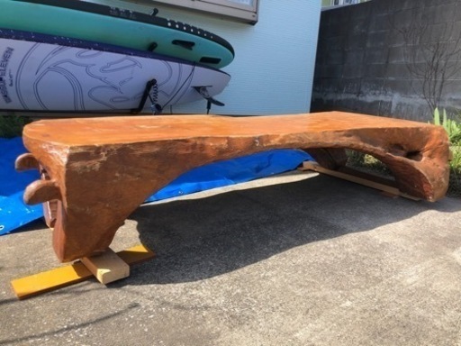 天然硬質木材の一枚板から作られたローテーブル