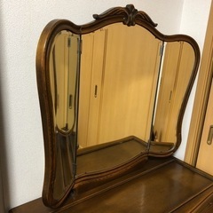 【大至急募集中】イタリア製のドレッサー(手鏡付き)