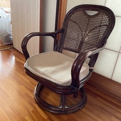 ラタンチェア　木製の回る椅子　