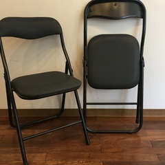 黒のパイプ椅子8脚