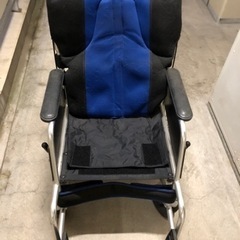 🔴お取り引き完了❣️介助式・軽量コンパクトに折り畳みが出来る車椅...