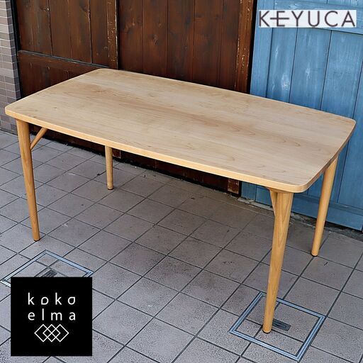 KEYUCA(ケユカ)で取り扱われている、メイ ダイニングテーブル 140cmです。メープル無垢材の優しい手触りのナチュラル感が魅力の食卓。北欧スタイルのレトロなデザインがアクセントに♪DC305