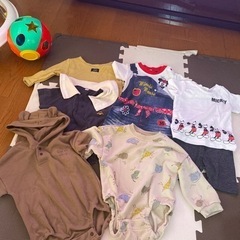 半袖ロンパース3枚、薄手長袖ロンパース1枚、Tシャツ1枚、ボトムス1枚