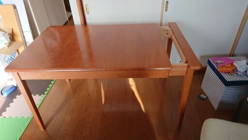 日本最大の テーブル、収縮できるので便利 椅子も追加しました 
