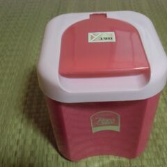 ●無料● ユタカ ピンク系 ふた付 ゴミ箱 小型 差し上げます。...