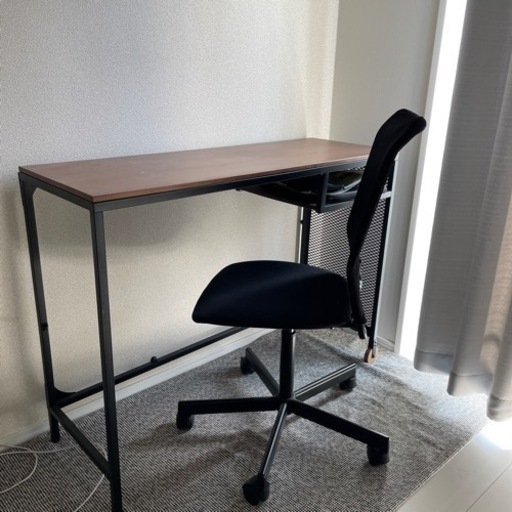 IKEAのデスクテーブルとデスクチェアセット