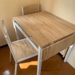 大きさ調整のできる、ダイニングテーブルと椅子×2