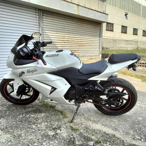 カワサキのニンジャ250cc　エンジンセル一発始動でホワイトでピカとした車体です。
