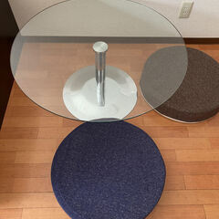 円形のガラステーブル、クッション２個