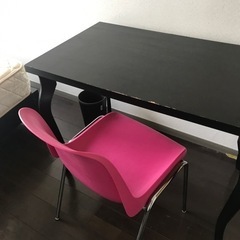 テーブルとピンクの椅子