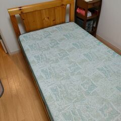 木製のシングルベッド