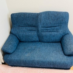 ブルーのソファー