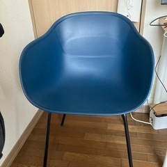 青いイームズチェア　椅子