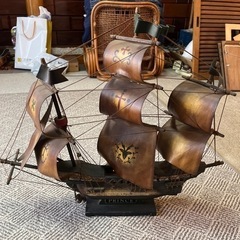 木製の船の置物です