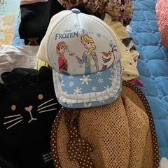 子供の服とカバン帽子など