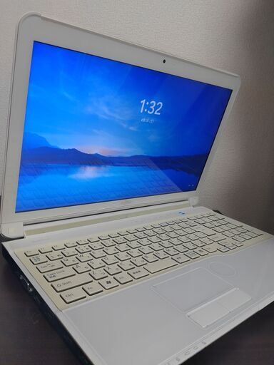 富士通白 　高性能 4コア8スレッド版　Corei7搭載　高速SSD240G　メモリ大容量8G 　CD/DVD　カメラ内蔵　 Wifi対応