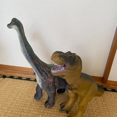 恐竜２体(ブラキオサウルス、ティラノサウルス)