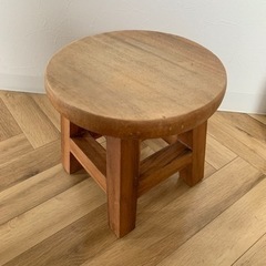 小さいけどしっかりとしている木製の椅子です。