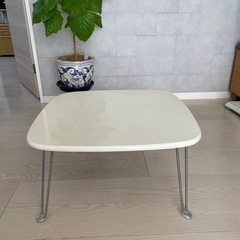 白の折りたたみテーブル