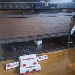 テレビ、ワードローブ、子供のおもちゃ