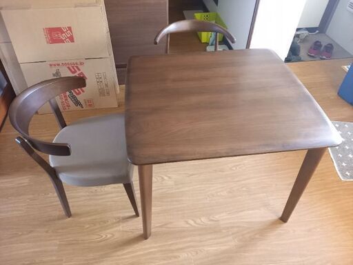 木製テーブル(椅子２つ付き)