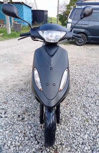 優れたエンジン。 非常に速いバイク。  SYM (DD50)。 バッテリーは新品です。 フロントタイヤほぼ新品です。 フロントディスクブレーキ。 サイドスタンド付き。